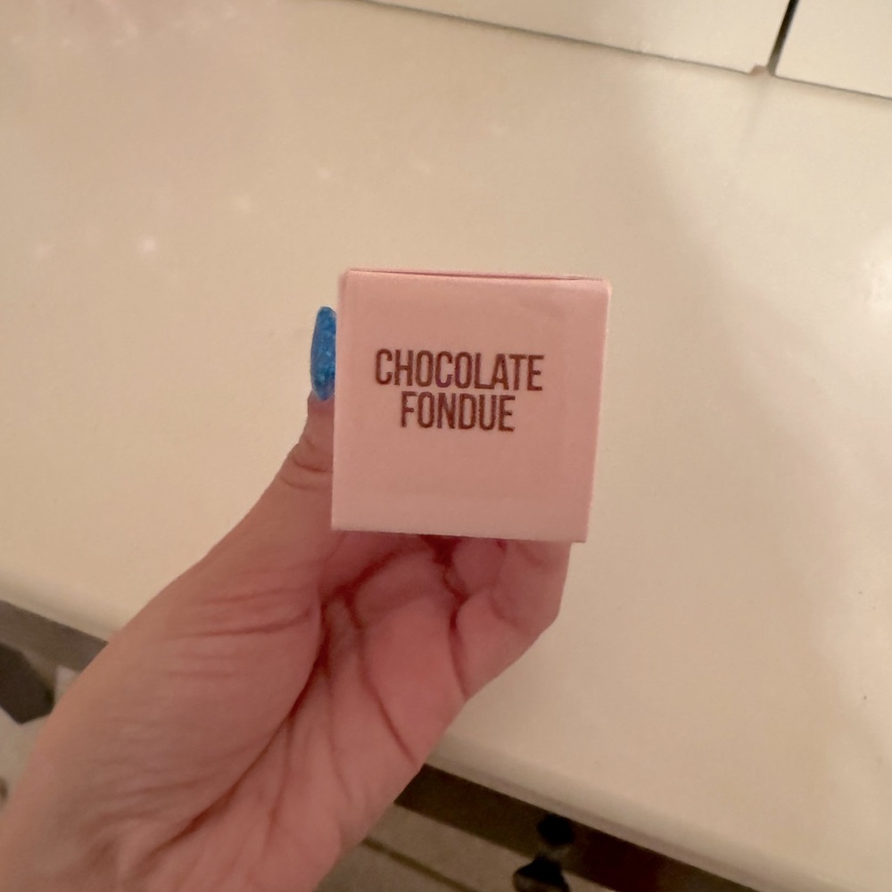 Jeffree Star Velvet Trap lipstick Color Chocolate Fondue brown orange undertone